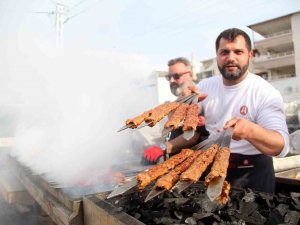 Hatay’da Çadırkentteki Depremzedelere Kebap İkramı