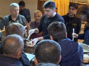 Ömür Şef, Elbistan’da Her Gün 12 Bin Kişiye Sıcak Yemek Hazırlıyor