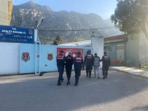 Manisa Jandarması Aranan 10 Şahsı Yakaladı