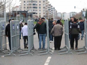 Diyarbakır’da Nevruz Kutlaması Geniş Güvenlik Önlemi İçinde Başladı