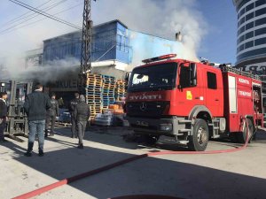 İ̇ş Yerinde Çıkan Yangın Büyümeden Söndürüldü