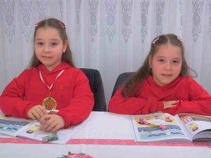 8 Yaşındaki Şampiyon İkizler Matematikte Dünyayı Dize Getirdi