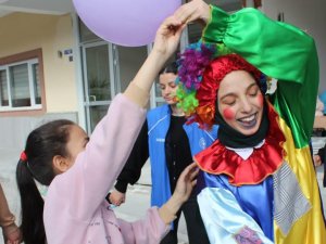 Karaman’da Depremzede Çocuklar Gençlik Merkezinde Moral Buluyor