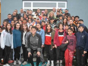 32 Madalyayla Dönen Yüksekovalı Sporculara Davul Zurnalı Karşılama