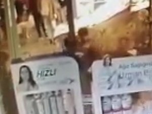 Şişli’de İki Arkadaşın Yumruk Ve Bıçaklı Kavgası Kamerada
