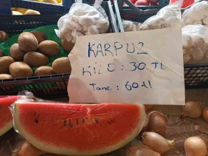 Tezgahlarda Yerini Alan Karpuzun Dilimi 60 Liradan Satılıyor