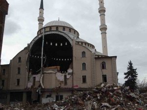 Depremde Hasar Alan Camiyi Gören Bir Daha Bakıyor