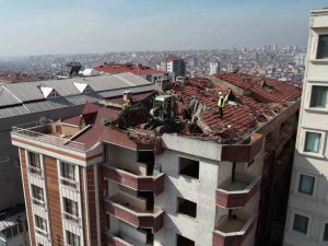 Görüntüsüyle Sosyal Medyaya Konu Olan O Bina Yıkıldı
