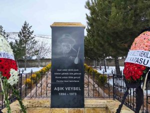 Dünyaca Ünlü Halk Ozanı Mezarı Başında Anıldı