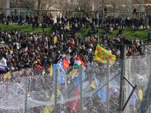 Diyarbakır’da Nevruz Kutlamasında Terör Paçavrası Açıp Slogan Atıldı