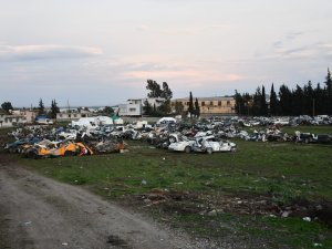 Depremde Enkazda Kalan Araçlar Tanınmaz Hale Geldi