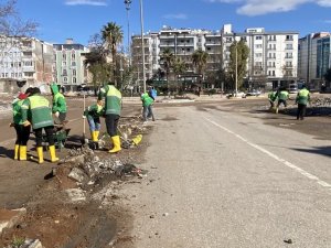 Kaldırımlarda İnce Temizlik Yapılıyor