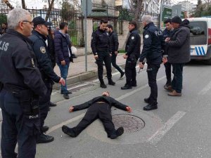 Kardeşini Bıçaklayan Genç Sokakta Baygın Bulundu