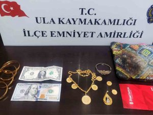 Polis Hırsızı 4 Saatte Yakaladı, Altınlar Sahibine Teslim Edildi
