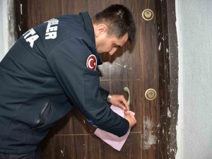 Şehzadeler’de Taşıyıcı Kolonu Kesilen Bina Mühürlendi