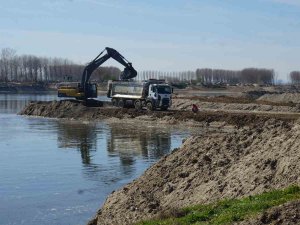 Meriç Nehri Yatağındaki Kum Öbekleri Temizleniyor