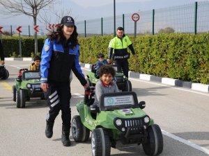 Manisa’daki Depremzede Çocuklar Trafik Kurallarını Eğlenerek Öğrendi