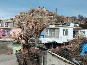 Dicle’de Deprem Sonrası Tehlike Oluşturan Kaya Parçası Kırıldı