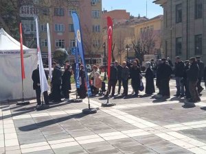 Valilikten Vatandaşlara Fidan Dağıtımı
