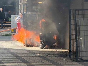 Motosiklet Ve Konteyner Alev Alev Yandı