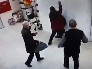 Pendik’te Hastanede Kendilerini Kırmızı Alana Sokmayan Güvenlikçiyi Darbettiler