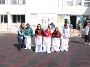 Yüzlerindeki Tebessüm Oldular