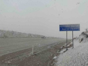 Van’ın Yüksek Kesimlerinde Kar Yağışı Ve Sis Etkili Oldu