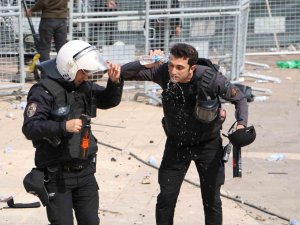 Diyarbakır’da Terör Yandaşları Polise Taş Ve Su Şileleri Fırlattı