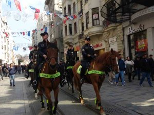 Taksim’de Atlı Birliklere Yoğun İlgi