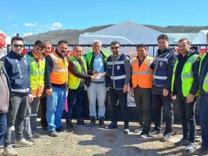 Deprem Bölgesindeki Temizlik İşçisi, İçerisi Dolu Cüzdanı Polis Ekiplerine Teslim Etti
