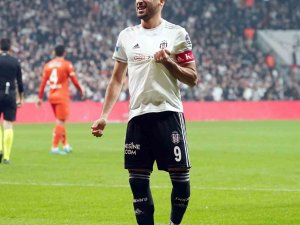 Cenk Tosun: “Beşiktaş’ta Kalıyorum”