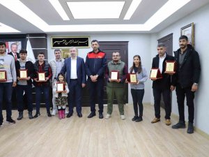 Deprem Sonrası Enkaz Çalışmalarına Katılan Gönüllüler Ödüllendirildi