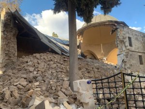 Kilis’te Ağır Hasarlı Tarihi Caminin Duvarı Çöktü
