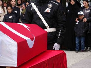 Babasının Cenaze Törenine Polis Şapkasını Takarak Katıldı