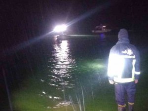 Otomobilini Van Gölü’ne Süren Genç Kurtarıldı