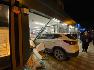 Fren Yerine Gaza Bastı, Markete Daldı