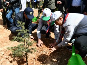 Isparta’da Deprem Şehitleri Anısına 400 Fidan Toprakla Buluşturuldu