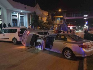 Kontrol Çıkan Araç Refüje Çarpıp Otomobilin Üzerine Uçtu: 3 Yaralı
