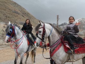 Depremzede İkizler Bayburt’ta Atları Dörtnala Sürdüler