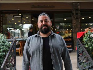 Adanalı Kebapçı Depremzedelerin Yaralarını Sarıyor