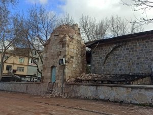 730 Yıllık Caminin Minaresi Artçı Sarsıntılara Dayanamadı