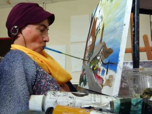 Engelli Kadın Ağzıyla Depremzedeler İçin Resim Çiziyor