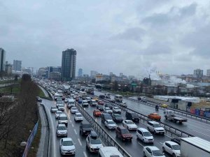 Basın Ekspres Yolunda Oluşan Trafik Sürücüleri Canından Bezdirdi