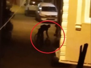 Bisikletli Yakıt Hırsızları, Tesadüfen Uyanan Vatandaşın Bağırmasıyla Böyle Kaçtı