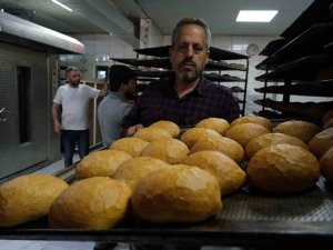 Depremzede Fırıncı, Günde 6 Bin 500 Ekmeği Ücretsiz Dağıtıyor