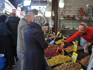 Ramazan Hazırlığı Yapan Vatandaşlar Zeytin Tezgâhlarının Önünü Doldurdu