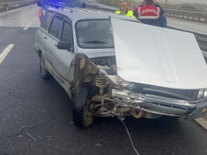 Kontrolden Çıkan Otomobil Bariyerlere Çarptı