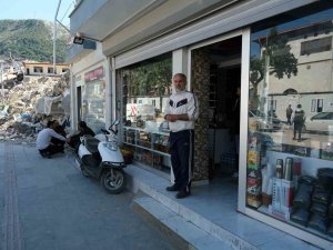 Hatay’da Bir Esnaf, Yıkılan Binaların Arasında Umut Dağıtıyor