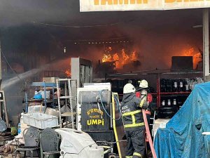 Lastik Üretim Tesisi Alev Alev Yandı: Bölgedeki Evler Tahliye Edildi