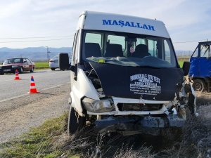 Minibüsün Patpatla Çarpıştığı Kazada 1 Kişi Yaralandı